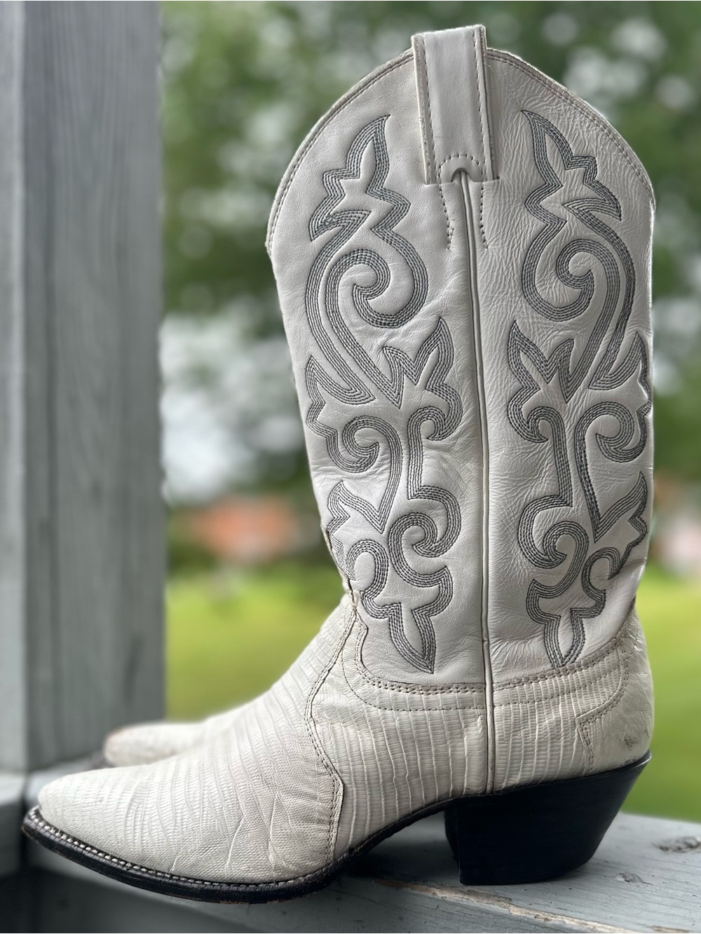 JUSTIN Vintage 80s L4731 White Embossed Boho Festival Western Cowboy Boot USA 6